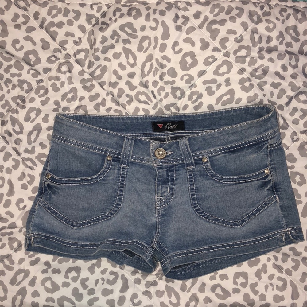 Low rise denim shorts with white stitching
